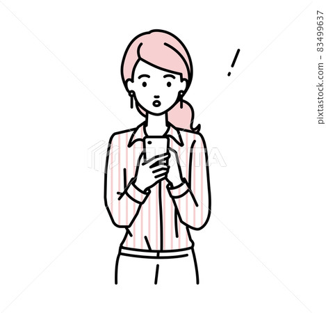 一位穿著襯衫的女士在站立和操作智能手機時驚訝地發現了什麼 83499637