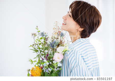 A woman with a vase 83501197