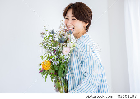 A woman with a vase 83501198
