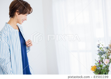 A woman with a vase 83501199