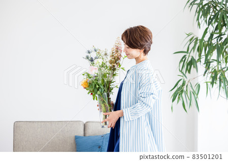 A woman with a vase 83501201