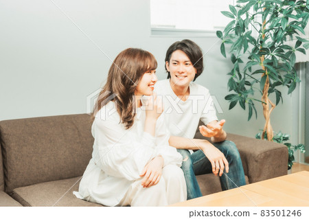 Men and women in the room (speaking) Men and women in the room (speaking) 83501246
