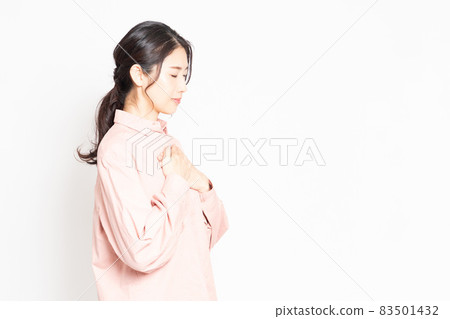 握她的在她的胸口的婦女手 握她的在她的胸口的婦女手 83501432