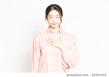 握她的在她的胸口的婦女手 握她的在她的胸口的婦女手 83501433