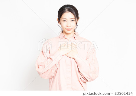 握她的在她的胸口的婦女手 握她的在她的胸口的婦女手 83501434