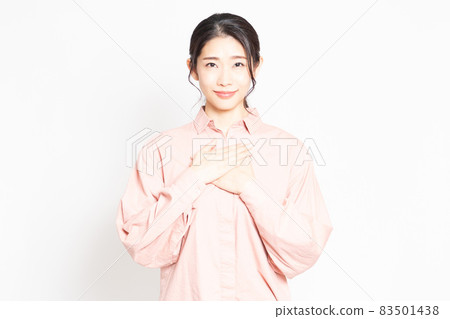 握她的在她的胸口的婦女手 83501438