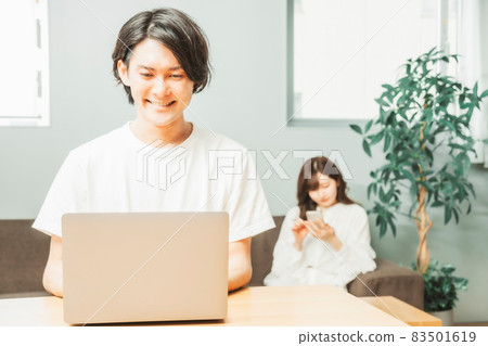 在家遠程辦公的男女(男,微笑) 在家遠程辦公的男女(男,微笑) 83501619