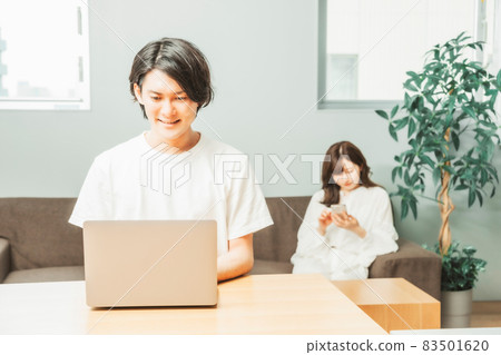 在家遠程辦公的男女（男，微笑） 83501620