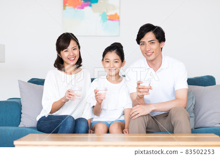 喝礦泉水的年輕家庭 喝礦泉水的年輕家庭 83502253
