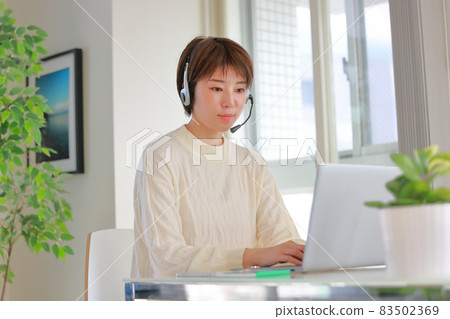 參加在線會議的女性 83502369