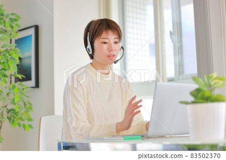 在線會議_用手勢說話的女人 83502370