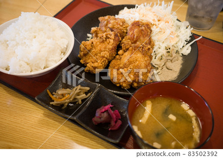 Very delicious Japanese fried chicken set meal 83502392
