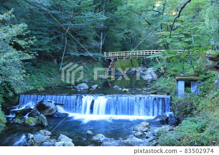 Gardens and rivers / waterfalls 83502974