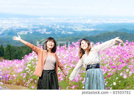 一群女人在宇宙花田裡觀光旅遊 一群女人在宇宙花田裡觀光旅遊 83503781