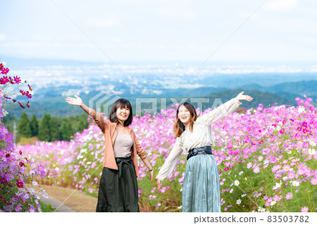 一群女人在宇宙花田裡觀光旅遊 83503782
