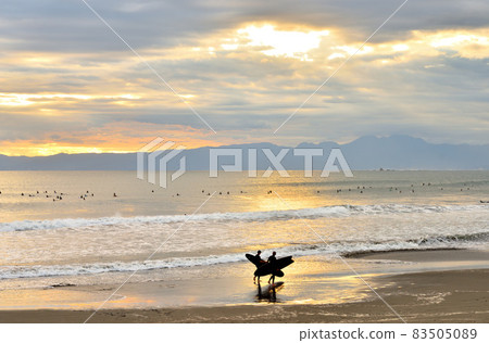 湘南 Kugenumakaigan 海岸的日落和衝浪者 83505089