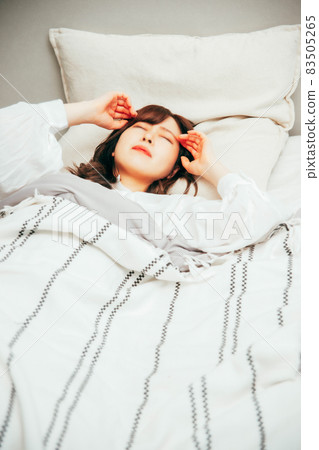 患有睡眠障礙/失眠（頭痛/發燒）的女性 83505265