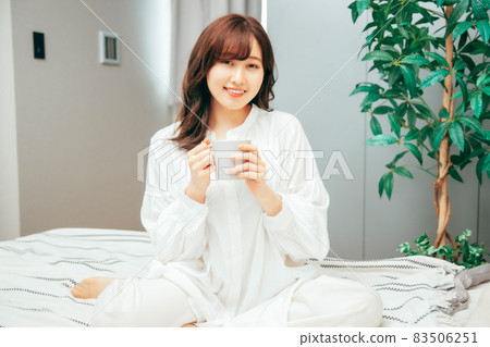 在臥室喝飲料的女人 83506251