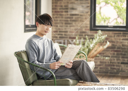 一個人在看報紙 83506298