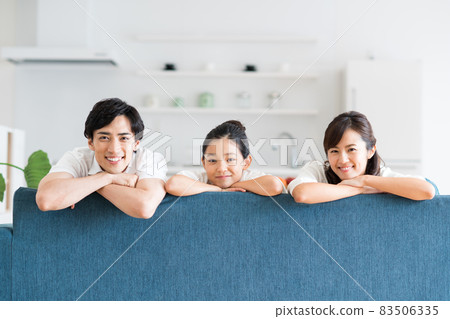 一個在客廳裡放鬆的年輕家庭 一個在客廳裡放鬆的年輕家庭 83506335