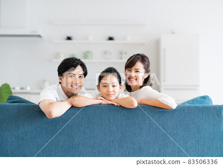 一個在客廳裡放鬆的年輕家庭 一個在客廳裡放鬆的年輕家庭 83506336