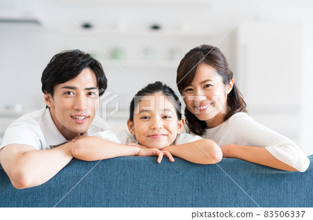一個在客廳裡放鬆的年輕家庭 一個在客廳裡放鬆的年輕家庭 83506337