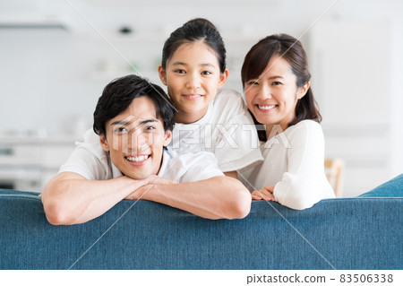 一個在客廳裡放鬆的年輕家庭 一個在客廳裡放鬆的年輕家庭 83506338