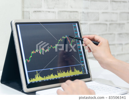 A business examines the financial graph of sales growth on the computer 83506341