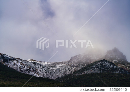 初雪中的阿達塔拉山 83506440