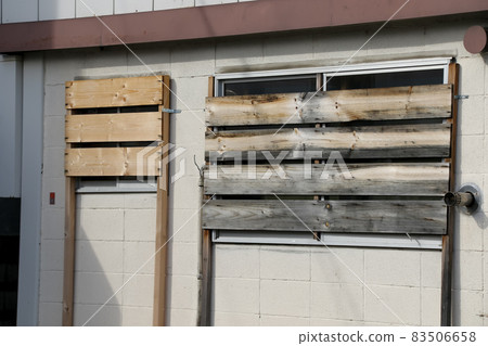 Snow fences, fences, repairs, exterior walls, windows, window fences 83506658