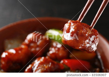 sweet and sour pork	 83506907