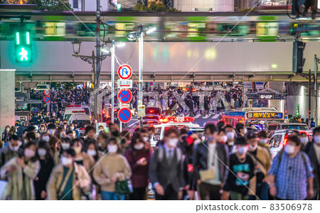 Tokyo cityscape in Japan After the time reduction is lifted & on the eve of Haro, Shibuya is a threatening crowd ... A new flow line ... In the back is the Su intersection = October 30 83506978