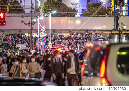 日本東京城市景觀 時間縮減取消後&Haro前夕,澀谷是一個威脅的人群......一個新的流線......後面是Su路口= 10月30日 日本東京城市景觀 時間縮減取消後&Haro前夕,澀谷是一個威脅的人群......一個新的流線......後面是Su路口= 10月30日 83506980