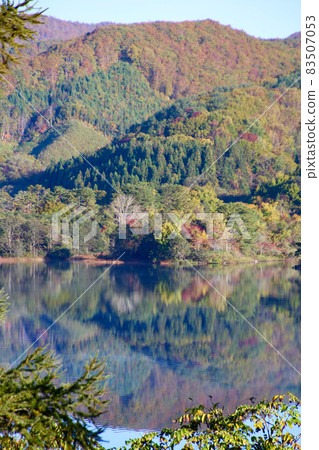 秋天從斑台東湖邊眺望（裡盤台） 83507053