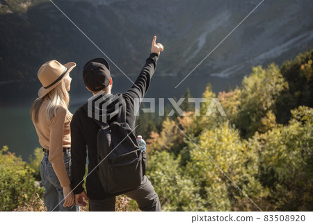 Young couple traveling in the mountains 83508920