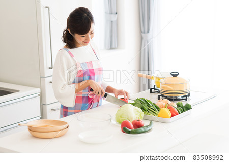 Young housewife in the kitchen 83508992