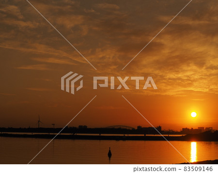 Autumn dusk seen from the Tokyo seaside area 83509146