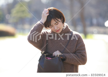 A woman who notices something left behind A woman who notices something left behind 83509914