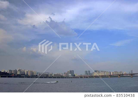 從汝矣島漢江公園看到的元曉橋周圍的景色 從汝矣島漢江公園看到的元曉橋周圍的景色 83510438