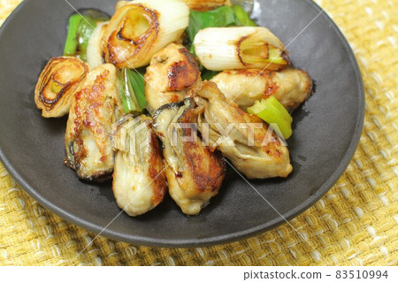 Stir-fried oysters and green onions 83510994