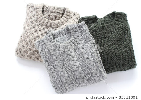 Three pieces of hand-knitted sweaters knitted with one needle and one needle 83511001