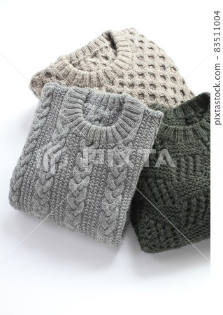 Three pieces of hand-knitted sweaters knitted with one needle and one needle 83511004