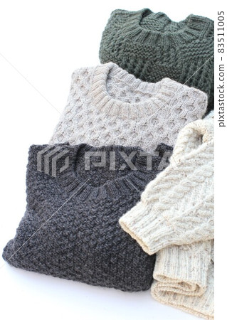 Three pieces of hand-knitted sweaters knitted with one needle and one needle 83511005