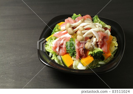 Make steamed vegetables and meat in a tajine pot. Preparation of hot vegetable dishes 83511024