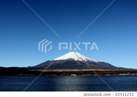 Fuji nestled in the clear sky 83511252