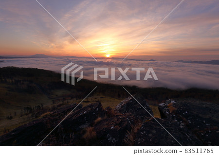 從美幌山口眺望屈斜路湖的雲海和日出，以及旁邊的元古山 83511765