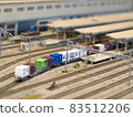 穿過車站的貨運列車 83512206