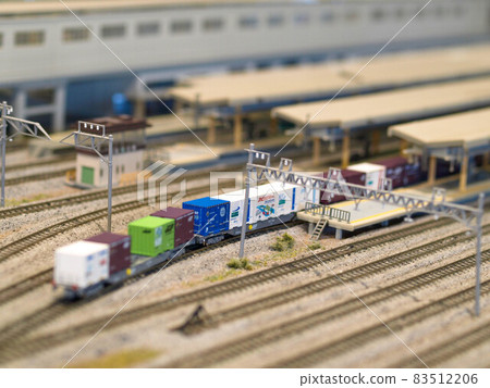 穿過車站的貨運列車 穿過車站的貨運列車 83512206