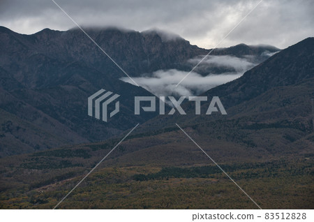Mt. Aka in cloudy weather << Hirasawa Pass >> Mt. Aka in cloudy weather << Hirasawa Pass >> 83512828