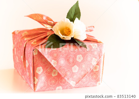 Japanese gift / furoshiki wrapping Japanese gift / furoshiki wrapping 83513140